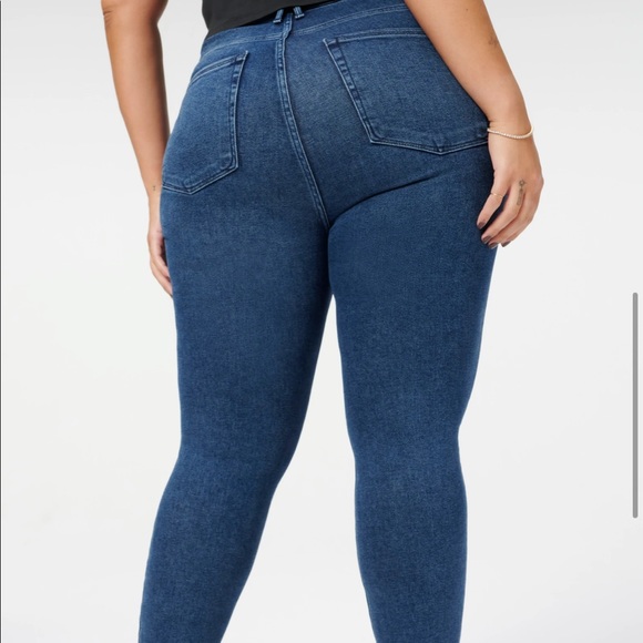 Good American Good Waist cropped Jeans Blue798. Size 16 women - Picture 3 of 7